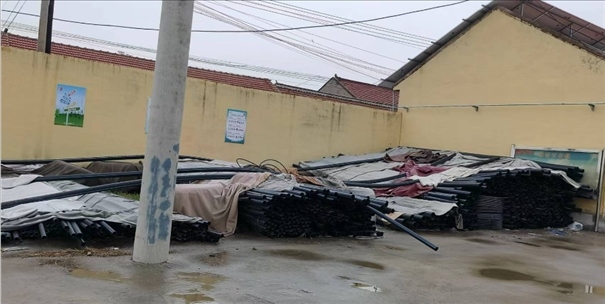 至今仍堆放在村委會(huì)院里的自來(lái)水管道。 人民網(wǎng)記者 金慧慧攝