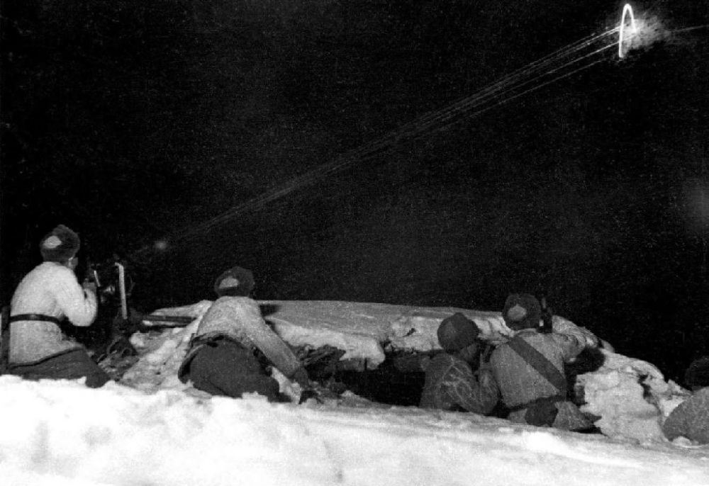  ↑1950年12月，在朝鮮長津湖，中國人民志愿軍第27軍連隊(duì)機(jī)槍手向美軍陣地射擊。新華社發(fā)（張崇岫 攝）