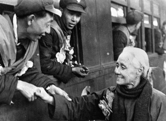 全國的鐵路工人們，一批批地志愿前往朝鮮前線工作，這是隴海路的鐵路工人魏志杰在臨行時和他母親告別的情形。新華社發(fā)（資料照片）