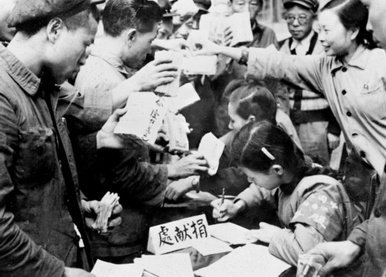 全國各地工商界踴躍捐獻款項，支援志愿軍。這是重慶市工商業(yè)者捐獻的情形。新華社發(fā)（資料照片）