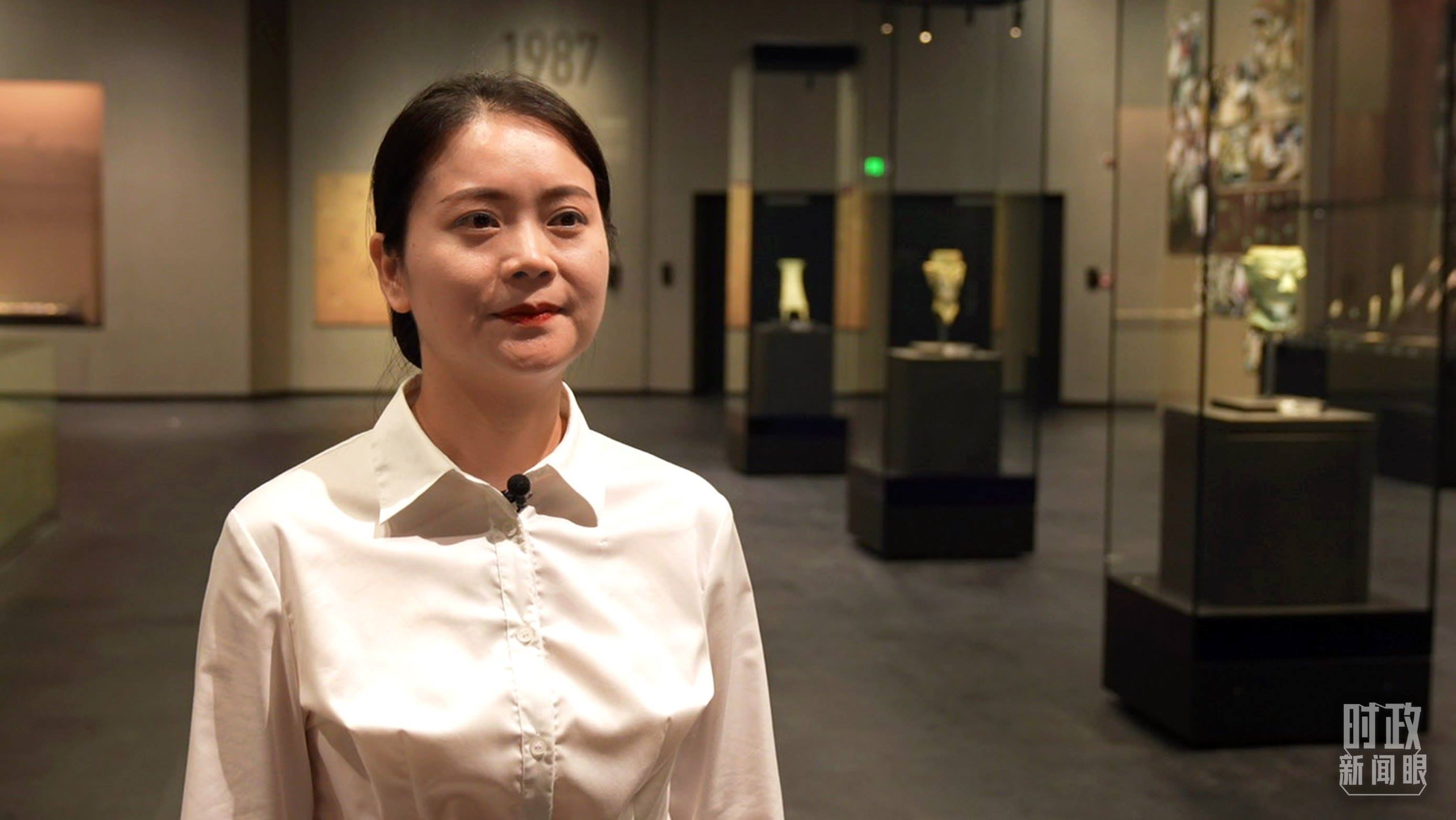 △當(dāng)天現(xiàn)場負(fù)責(zé)講解的三星堆博物館公眾服務(wù)部程靜。（總臺央廣記者馬喆拍攝）