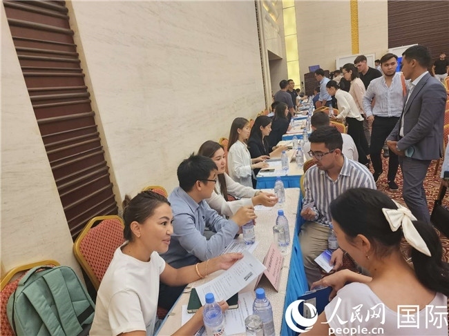 圖為中企代表與哈留華畢業(yè)生現(xiàn)場交流。人民網(wǎng)記者 李強攝