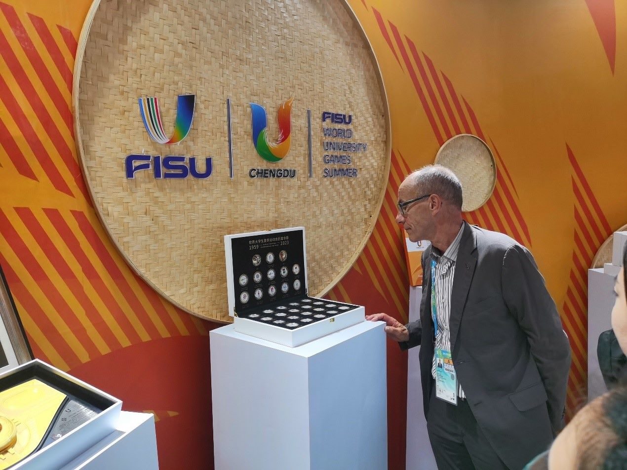 國際大體聯(lián)代理主席雷諾·艾德參觀大運會特許商品。 人民網(wǎng)記者 楊磊攝