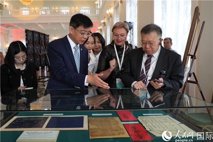 中俄圖書館論壇嘉賓共同參觀由俄羅斯國立列寧圖書館舉辦的館藏中國古籍善本圖書展。人民網(wǎng)記者 隋鑫攝）