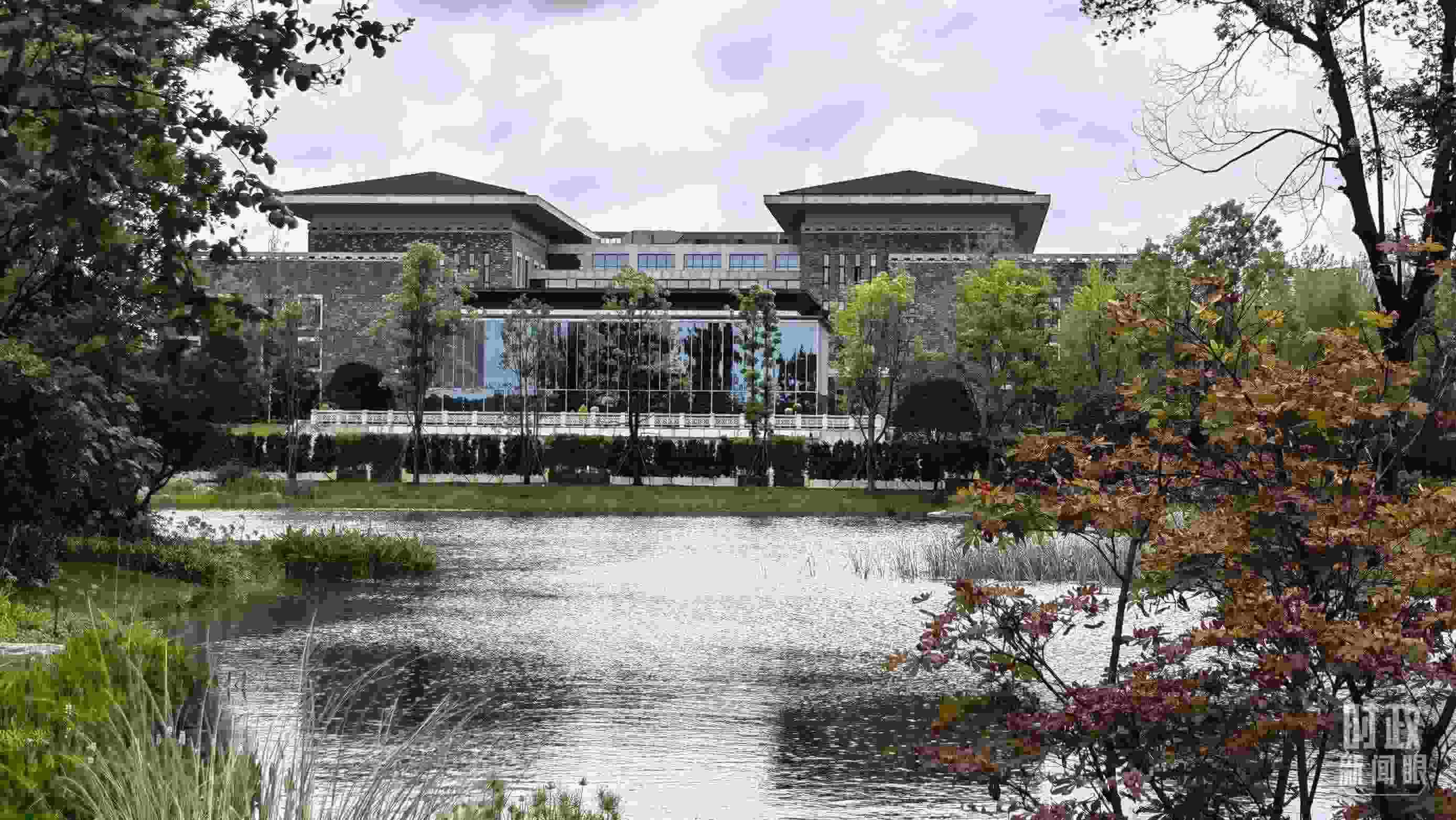 當(dāng)天，中印尼兩國元首在“錦蓉莊”舉行會見。（總臺央視記者韓銳拍攝）