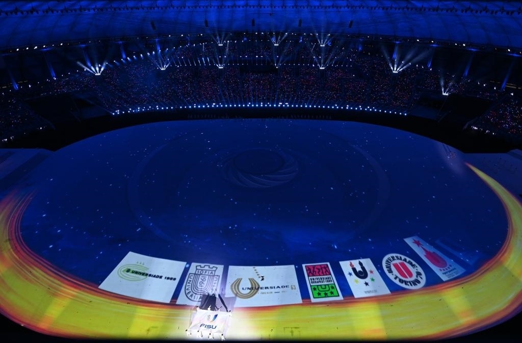 7月28日，國際大學(xué)生體育聯(lián)合會會旗在開幕式上入場。新華社記者劉磊攝