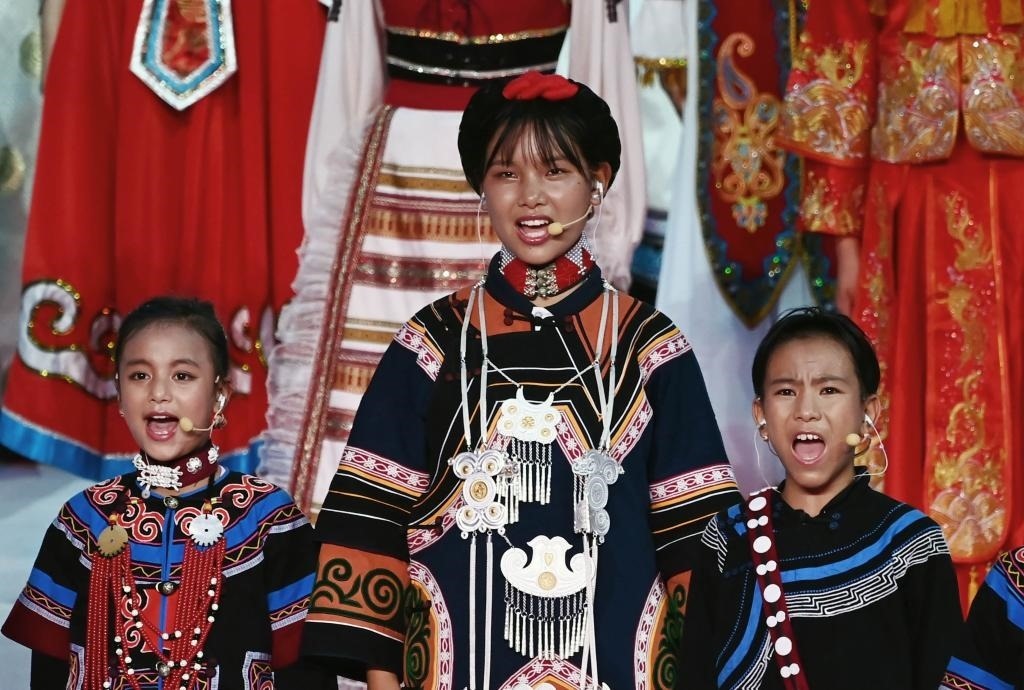 7月28日，吉好有果（中）在開幕式上表演。新華社記者陳澤國攝