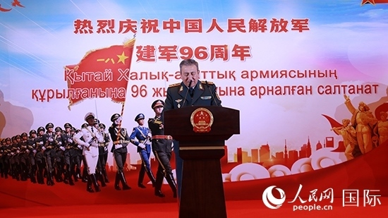 哈國防部副部長卡馬列特季諾夫中將發(fā)表致辭。人民網(wǎng)記者 李強攝