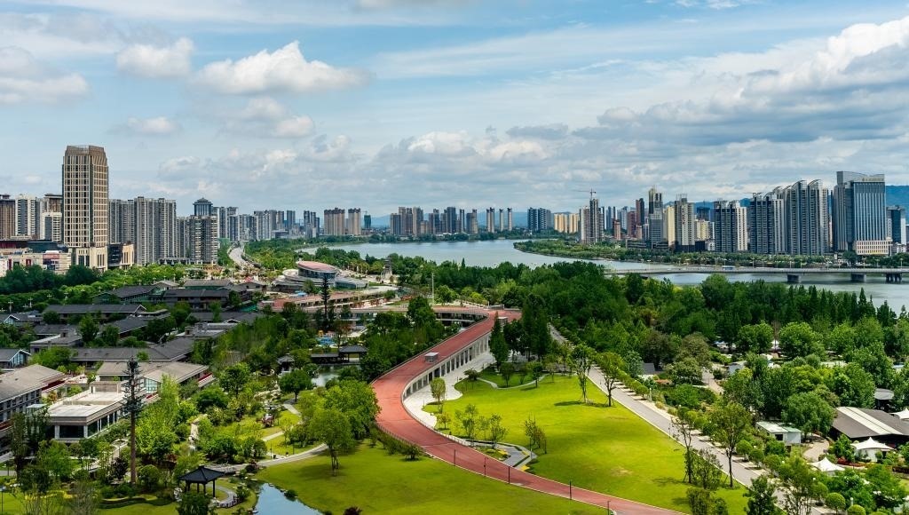 4月30日拍攝的天漢濕地公園景色。新華社發(fā)（李偉 攝）