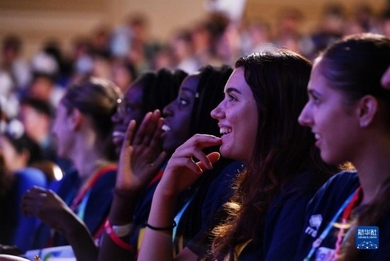 7月29日，外國運動員在聯(lián)歡會現(xiàn)場觀看節(jié)目。新華社記者 張端 攝