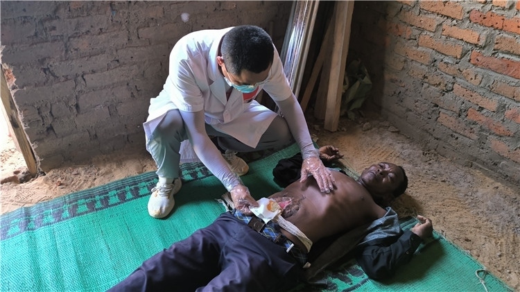 圖為南昌大學第二附屬醫(yī)院胃腸外科主治醫(yī)師周智勇檢查切口疝患者。中國駐乍得醫(yī)療隊供圖