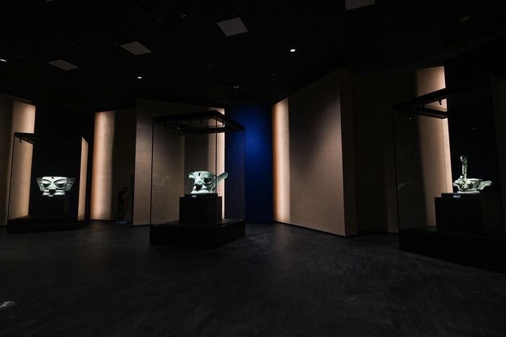 7月26日在三星堆博物館新館拍攝的展品。新華社記者 王曦 攝