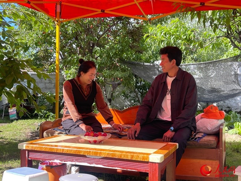 嘎拉村村民達瓦堅參和他的妻子。人民網(wǎng) 周靜圓攝