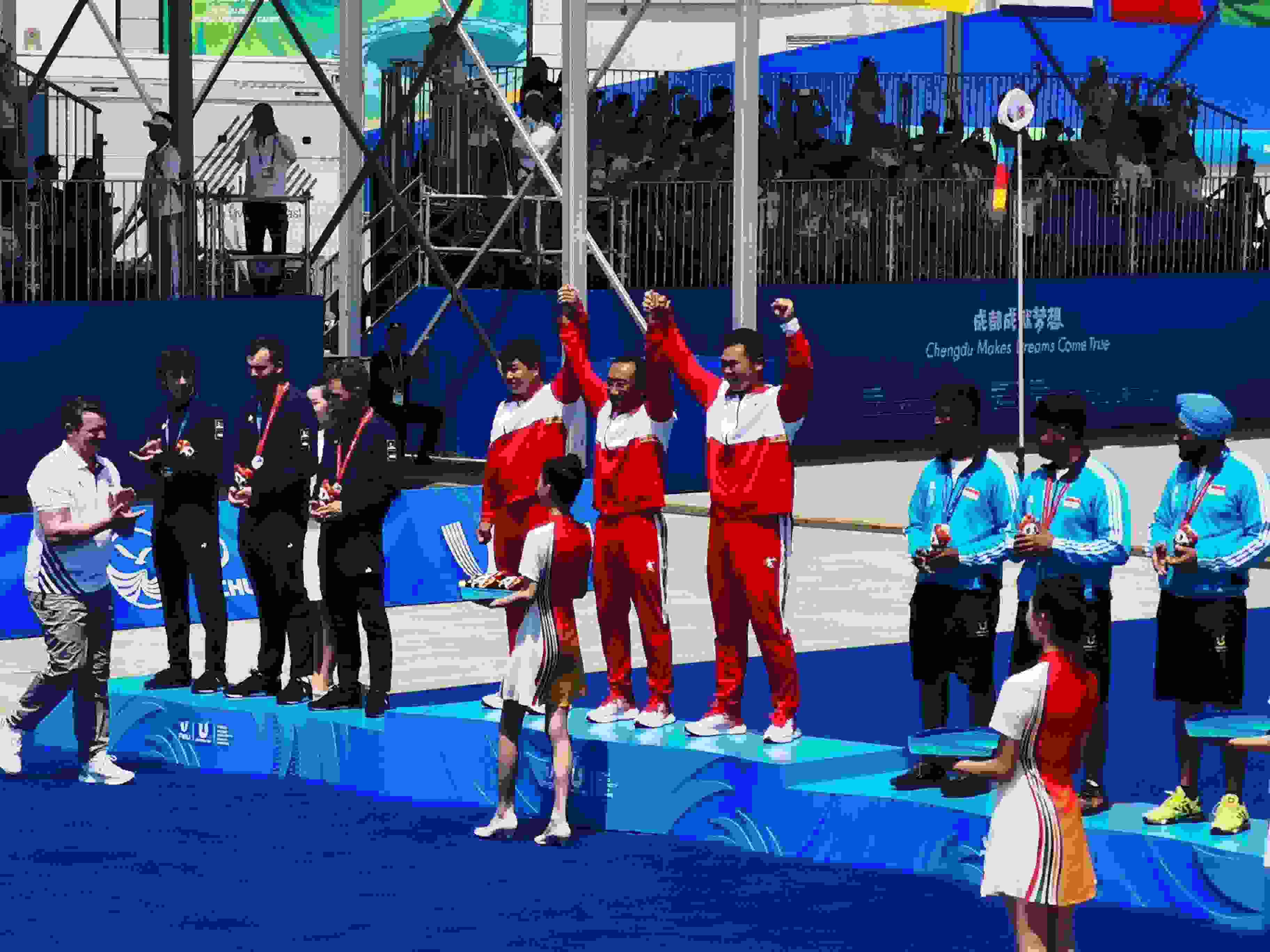 7月30日，在成都大運(yùn)會(huì)男子復(fù)合弓團(tuán)體頒獎(jiǎng)儀式中，中國(guó)隊(duì)?wèi)c祝奪得冠軍。 人民網(wǎng)記者 楊磊攝