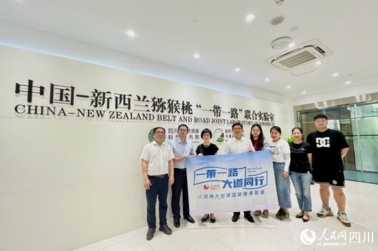 采訪團(tuán)走進(jìn)中國(guó)-新西蘭獼猴桃“一帶一路”聯(lián)合實(shí)驗(yàn)室。人民網(wǎng)記者 朱虹攝