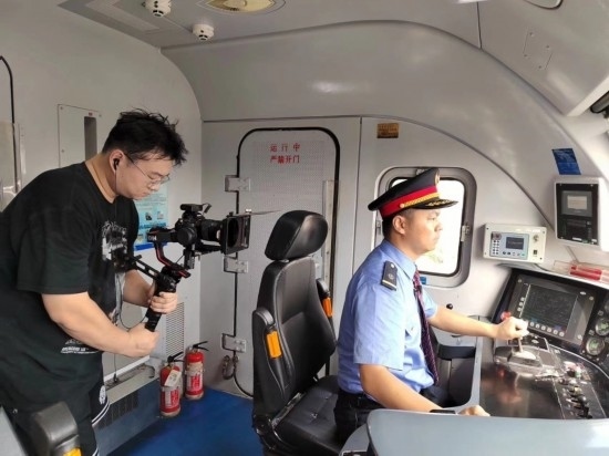 記者采訪中歐班列（成都）首發(fā)司機(jī)仲俊斕。成都機(jī)務(wù)段供圖