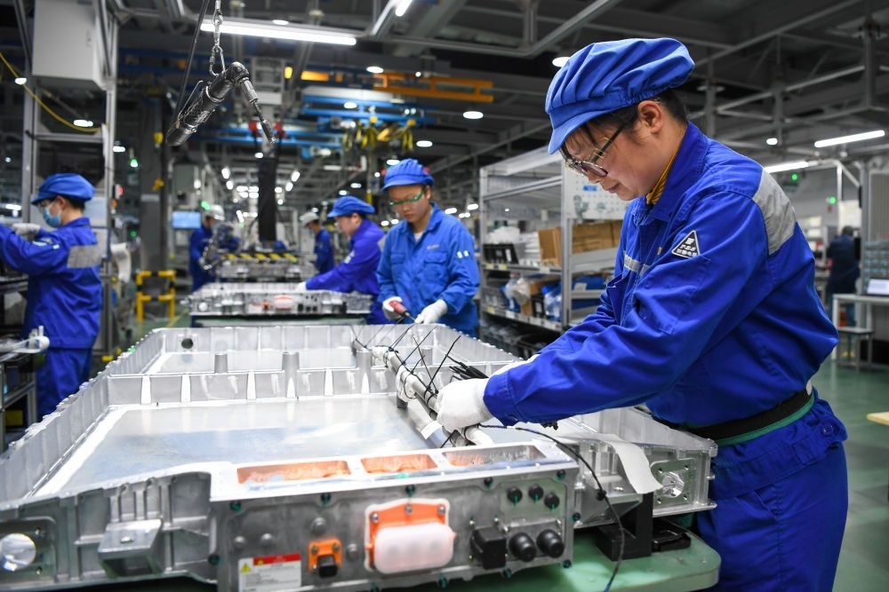 在位于江蘇常州溧陽的上汽時(shí)代動(dòng)力電池系統(tǒng)有限公司，工人在車間進(jìn)行電池生產(chǎn)（2023年2月16日攝）。常州市擁有鋰電池電芯及配套生產(chǎn)企業(yè)120余家，動(dòng)力電池產(chǎn)業(yè)2022年實(shí)現(xiàn)產(chǎn)值超1700億元。新華社記者 李博 攝