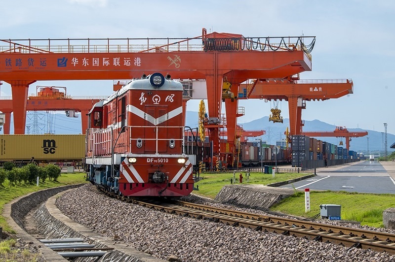 △2023年7月25日，在浙江省金華市華東國際聯(lián)運(yùn)港，一輛“義新歐”中歐班列裝載著110個(gè)標(biāo)箱日用百貨、家用電器、家裝材料等貨物，啟程駛向哈薩克斯坦。