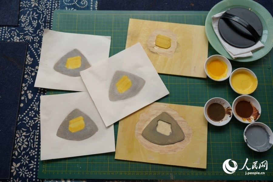 圖為丁未堂創(chuàng)作的木版畫及木版。人民網(wǎng)記者 張若涵攝