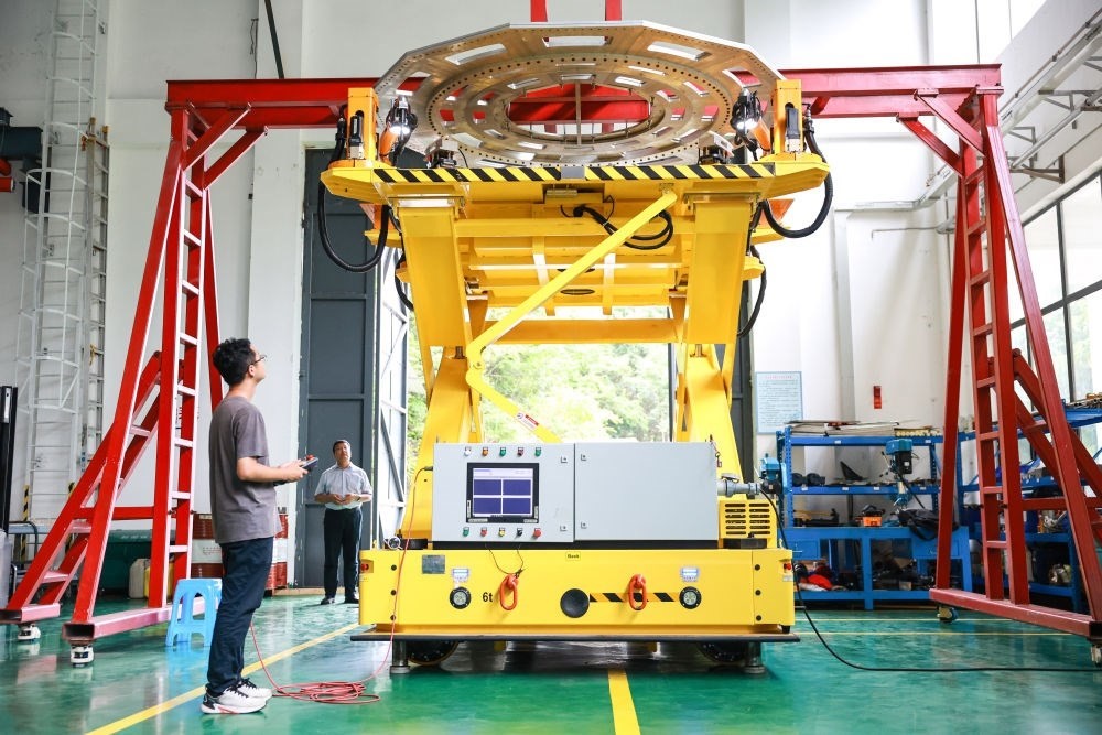 7月26日，工作人員在調(diào)試饋源接收機(jī)拆裝機(jī)器人。新華社記者 歐東衢 攝