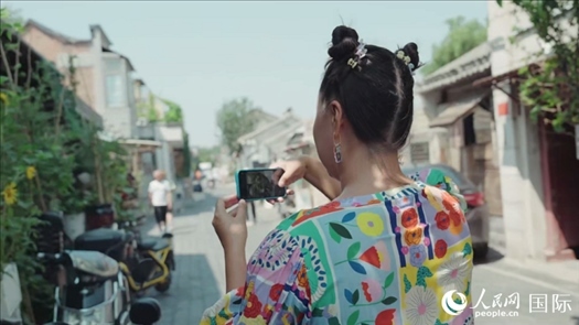 柳芭在胡同里采風(fēng)。人民網(wǎng) 張若涵攝