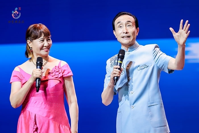 小品表演藝術(shù)家鞏漢林、金珠在演出現(xiàn)場。主辦方供圖