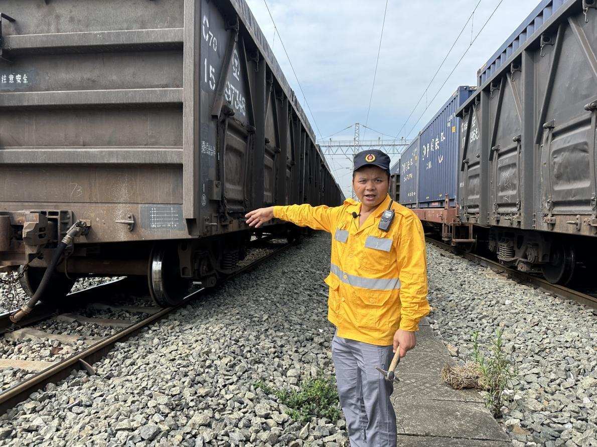 劉偉在向記者介紹檢車注意事項。人民網(wǎng) 王紹紹攝