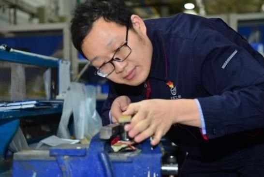 工作中的方文墨。航空工業(yè)沈飛供圖