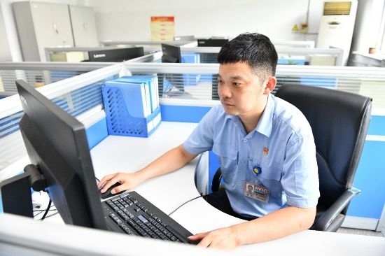 工作中的康凱。航空工業(yè)沈飛供圖