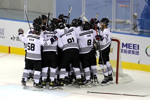 內(nèi)蒙古隊(duì)球員慶祝比賽勝利。人民網(wǎng)記者 胡雪蓉?cái)z