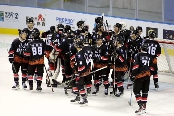 北京隊(duì)?wèi)c祝奪冠。人民網(wǎng)記者 胡雪蓉?cái)z