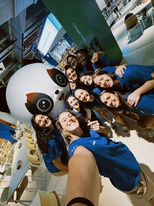 葡萄牙女籃隊員在成都大運村自拍。 受訪者供圖