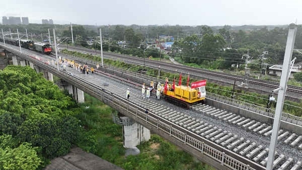 防東鐵路鋪軌現(xiàn)場航拍。