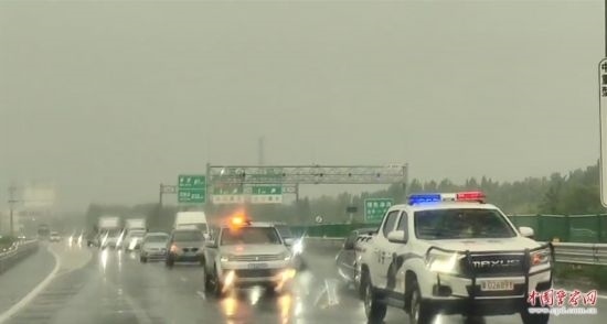 8月2日，京港澳高速，高速交警涿州大隊(duì)警車帶道引導(dǎo)救援物資車隊(duì)進(jìn)入涿州災(zāi)區(qū)。