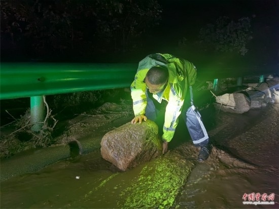 7月31日，張涿高速，高速交警涿鹿大隊(duì)民警清理山體滑坡路面落石。