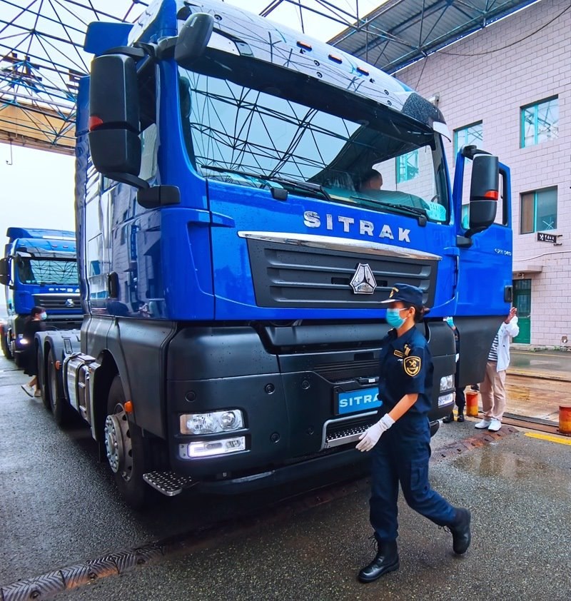 關(guān)員正在對(duì)出口車輛進(jìn)行登臨檢查。人民網(wǎng)記者 栗翹楚攝