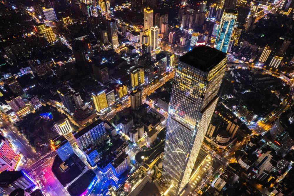 這是6月7日夜間拍攝的長(zhǎng)沙城區(qū)景色（無人機(jī)照片）。新華社記者 陳思汗 攝