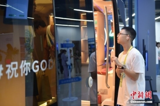 圖為學(xué)員們在首鋼園內(nèi)的百度Apollo Park參觀。<a target='_blank' href='/' ><p align=