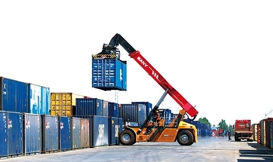 石家莊國際陸港內整裝待發(fā)的集裝箱。 石家莊國際陸港供圖