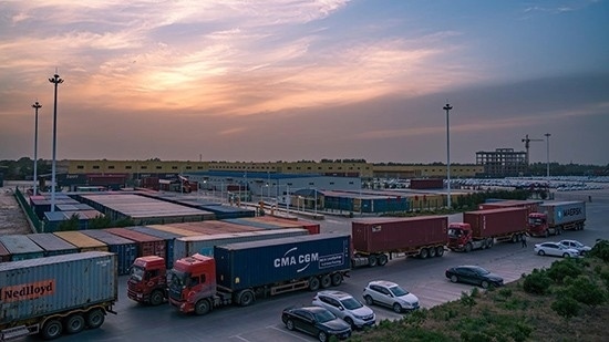 石家莊國際陸港內整裝待發(fā)的集裝箱。 石家莊國際陸港供圖