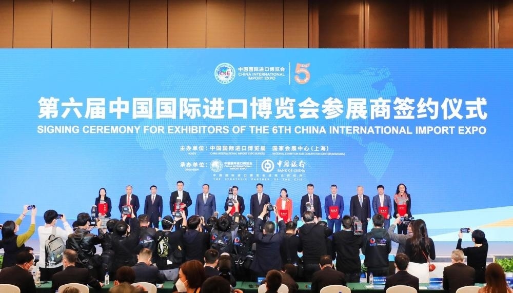 2022年11月6日，2022年中國(guó)國(guó)際進(jìn)口博覽會(huì)參展商聯(lián)盟大會(huì)在上海舉行。這是在大會(huì)期間進(jìn)行的第六屆進(jìn)博會(huì)參展商簽約儀式。新華社記者 方喆 攝