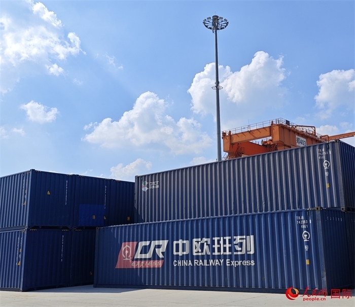 8月3日，中歐班列（中豫號）集裝箱在鄭州車站海關等候查驗。人民網 崔譯戈攝