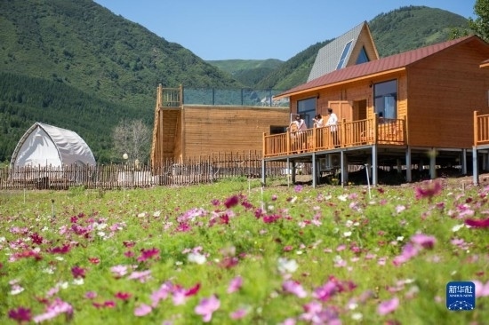 8月12日，游客在寧夏固原市涇源縣大灣鄉(xiāng)楊嶺村的民宿聊天。新華社記者 李旭倫 攝