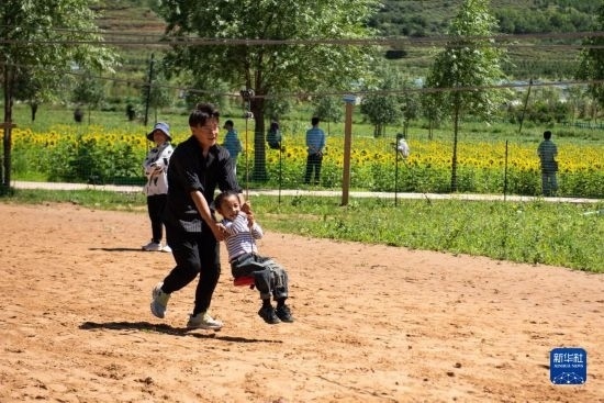 8月12日，游客在寧夏固原市涇源縣大灣鄉(xiāng)楊嶺村玩耍。新華社記者 李旭倫 攝