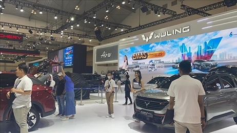 印尼消費(fèi)者參觀上汽五菱的展臺(tái)。趙世祺 攝