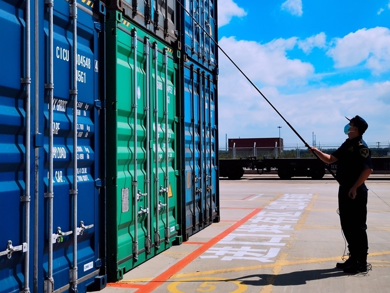 關(guān)員利用工業(yè)內(nèi)窺鏡檢查箱號、鎖號、封志情況。人民網(wǎng)記者 栗翹楚攝