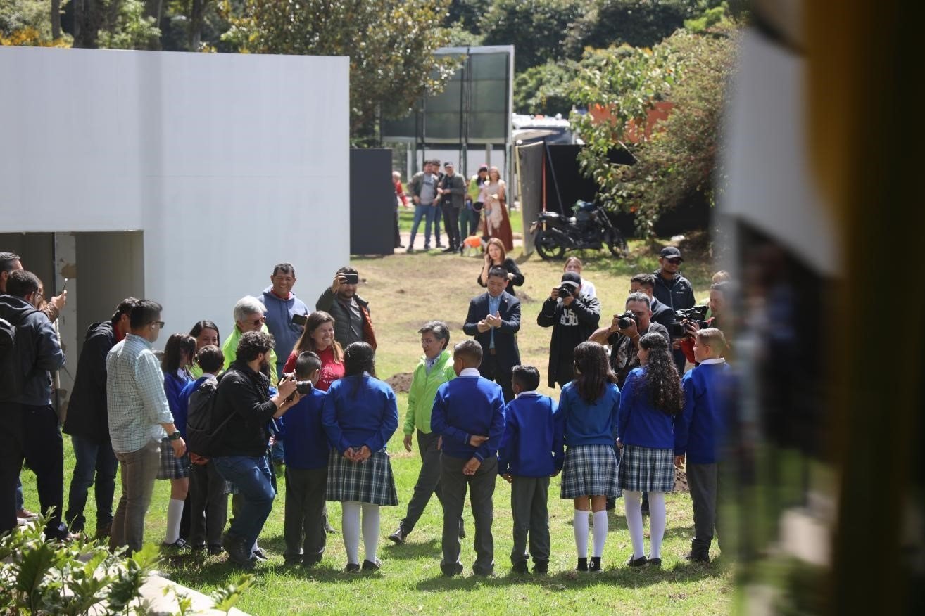 波哥大市長克勞迪婭·洛佩茲與參加活動的學(xué)生代表交流。中國港灣波哥大地鐵一號線項(xiàng)目供圖