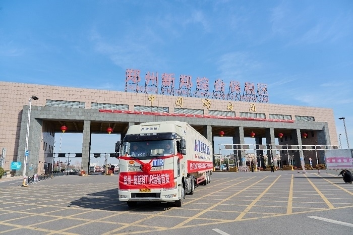 2023年2月20日，鄭州—莫斯科TIR運輸首發(fā)車輛駛出鄭州新鄭綜合保稅區(qū)。新鄭海關(guān)供圖