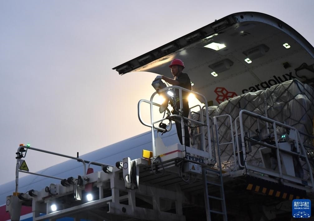 8月1日，工作人員在中國(guó)鄭州新鄭國(guó)際機(jī)場(chǎng)為一架盧森堡貨航貨機(jī)裝貨。新華社記者 李嘉南 攝