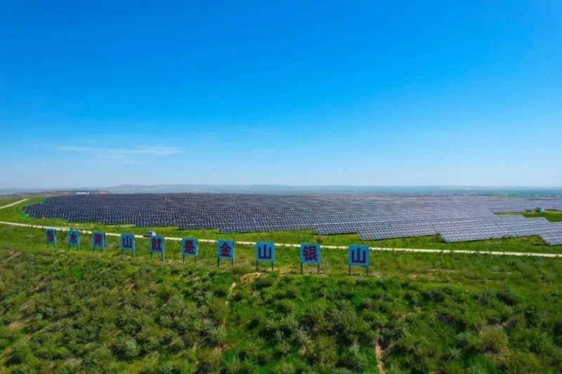 勝利能源露天礦排土場(chǎng)15.3萬(wàn)千瓦光伏電站并網(wǎng)發(fā)電。受訪(fǎng)者供圖
